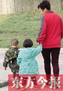 男孩兒姓“鄭”，女孩兒姓“周”（取“州”諧音），即“鄭州”之意，這一取名法得到了認(rèn)可