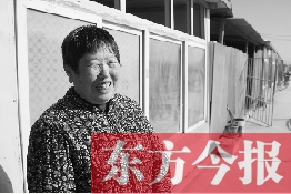 在京水村的臨時(shí)過(guò)渡區(qū)內(nèi)，一位大媽在儲(chǔ)存大白菜