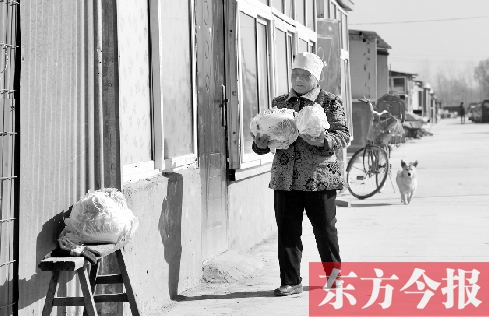 在京水村的臨時(shí)過(guò)渡區(qū)內(nèi)，62歲的村民白小英對(duì)未來(lái)的生活充滿期待