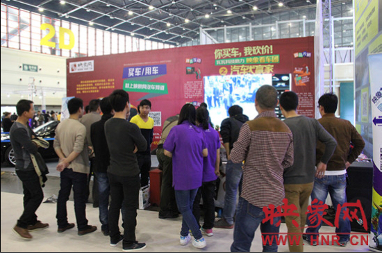 映象網(wǎng)展臺前感應(yīng)游戲吸引圍觀的朋友 映象網(wǎng)展臺前感應(yīng)游戲吸引圍觀的朋友