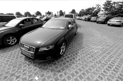 3月30日，掛有AZG(安徽政府公務的拼音縮寫）通行證的車輛停放在合肥市小蜀山公墓停車場內(nèi)。