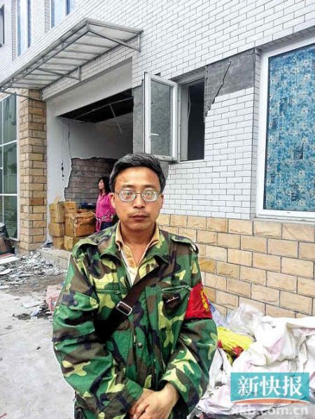 被免副鄉(xiāng)長楊成毅成災區(qū)首位免職干部，接受新快報記者采訪時稱：“服從組織決定，大難當前官位不要緊”