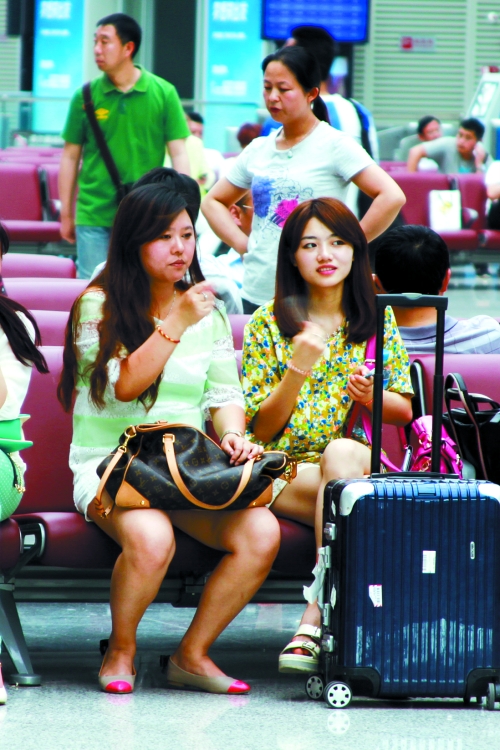 實(shí)在太熱，有個(gè)美女拿身份證當(dāng)扇子用