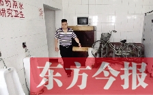 男廁中擺放的電視機(jī)、柜子、自行車等物品