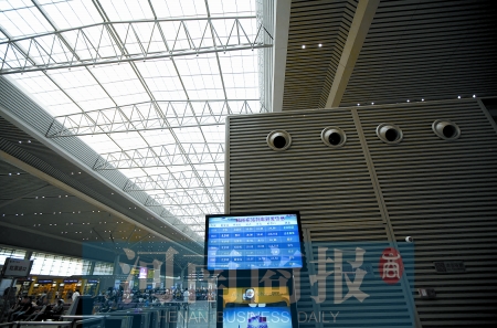 　鄭州東站三樓候車大廳，雖然空調(diào)處有涼風(fēng)吹出，但陽光通過頂棚照進(jìn)，導(dǎo)致整個(gè)大廳的空調(diào)制冷效果不明顯