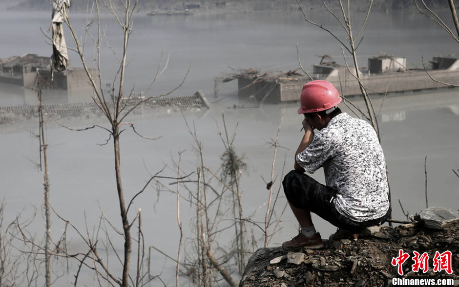 7月14日，四川綿陽，在水下沉寂了5年多的北川漩坪鄉(xiāng)浮出水面，如海市蜃樓飄浮在堰塞湖水面，回來看自己
