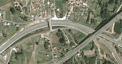 事發(fā)地的急轉(zhuǎn)彎道。以下是監(jiān)控視頻截圖。