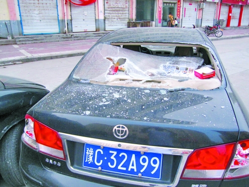 被打砸的酒店車(chē)輛