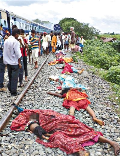 19日，事故現(xiàn)場(chǎng)遇難者的遺體。