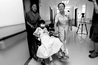 昨天，斌斌被推出病房，準備換藥。記者 譚青/攝