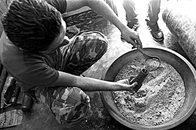 10日，敘反對(duì)派人員正在制作武器。