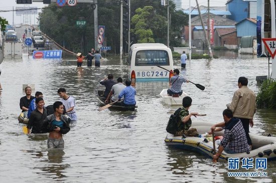 臺風(fēng)“菲特”造成浙江余姚市城區(qū)大面積被淹，城市交通基本癱瘓，部分區(qū)域停電停水。