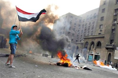 6日，穆爾西和穆兄會的支持者在開羅街頭示威，與警方發(fā)生沖突。消失了三個多月的前總統(tǒng)穆爾西將于下月受審。
