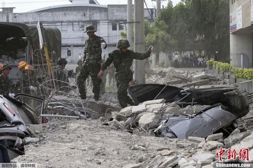 10月15日，菲律賓中部地區(qū)發(fā)生7.2級(jí)地震，災(zāi)情持續(xù)擴(kuò)大，菲官方稱地震已造成宿務(wù)、保和等省份數(shù)十人遇難，數(shù)百人受傷，大批建筑物受損。圖為菲律賓軍方在搜救被困者。