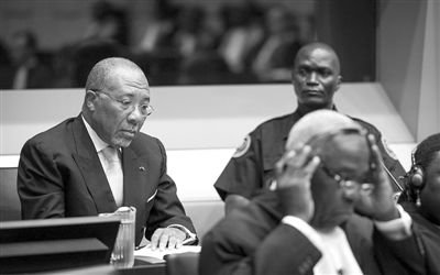 9月26日，荷蘭海牙，利比里亞前總統(tǒng)查爾斯·泰勒在法庭接受審判。