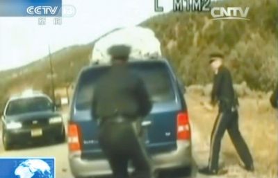 費(fèi)雷爾再次上車，警察拿警棍砸車窗。