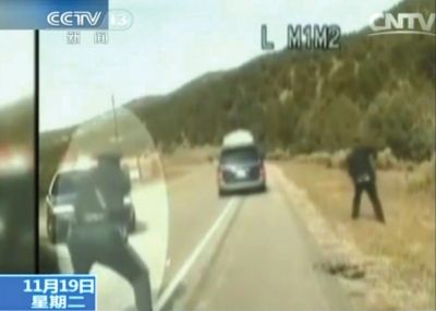 費(fèi)雷爾駕車逃走，警察連開數(shù)槍。央視截圖