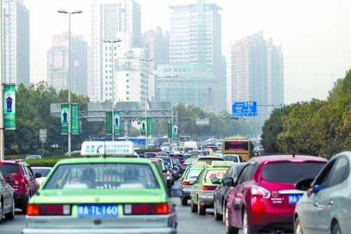 緯二路、順河路、城北路等路口雖多，卻比走金水路省時(shí)