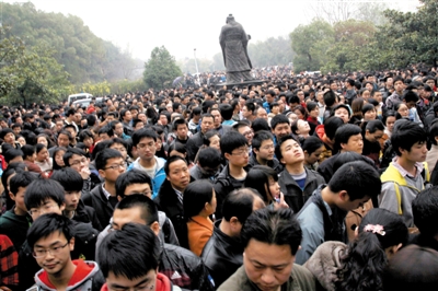 去年3月16日，武漢華中科技大學，“北約”、“華約”、“卓越”聯(lián)盟自主招生選拔考試湖北考點，考生等待進場。 圖/CFP