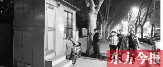 1月13日晚9點30分，鄭州市綠城廣場內(nèi)的公廁依然開放