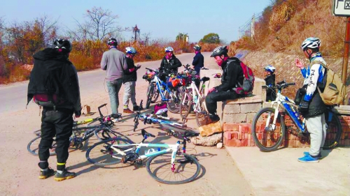 1月21日，他們路過湖南中路鋪鎮(zhèn)，在路邊短暫休息。