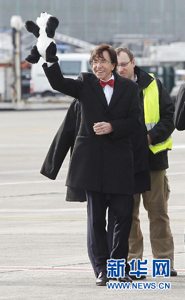 2月23日，在比利時(shí)首都布魯塞爾的國(guó)家機(jī)場(chǎng)，比利時(shí)首相迪呂波手舉熊貓玩具歡迎大熊貓“星徽”和“好好”