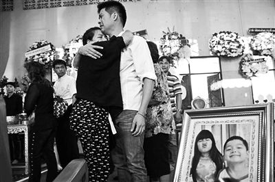 2月24日，泰國曼谷，民眾為在手榴彈襲擊中遇難的兩名兒童舉行葬禮，兩名兒童為姐弟二人，姐姐6歲，弟弟4歲