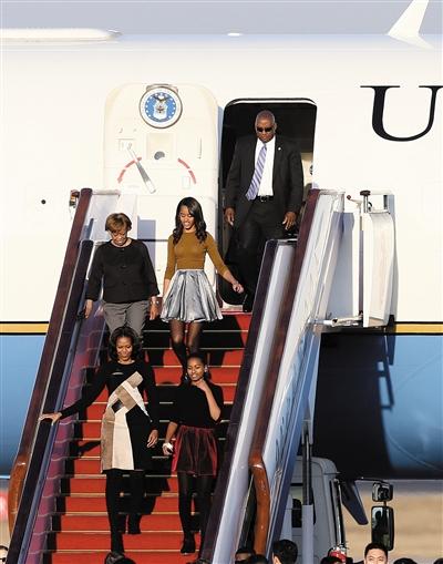 昨日下午5時(shí)30分，美國第一夫人米歇爾走出專機(jī)艙門，抵京開始訪華。與其一同來訪的家庭成員還有她的母親