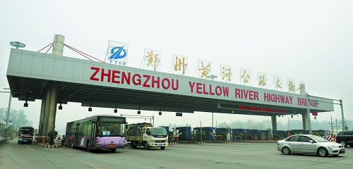 10月7日，鄭州黃河公路大橋車來車往。 新華社發(fā)