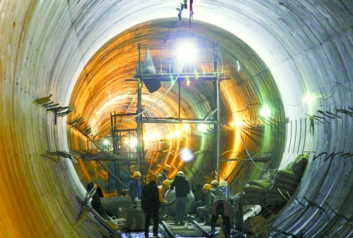 2012年12月30日，工人們在南水北調(diào)中線穿黃隧洞內(nèi)施工。