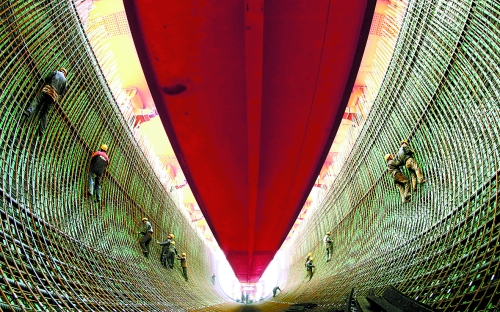 2月27日，南水北調(diào)中線鄧州湍河渡槽工程建設(shè)者在槽體內(nèi)扎鋼筋。