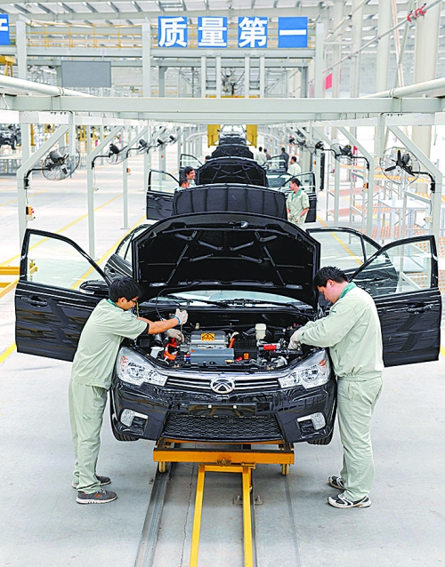 　　4月16日，新鄉(xiāng)市新能電動汽車有限公司的工作人員在電動汽車生產(chǎn)流水線上作業(yè)。目前，新鄉(xiāng)現(xiàn)有規(guī)模以