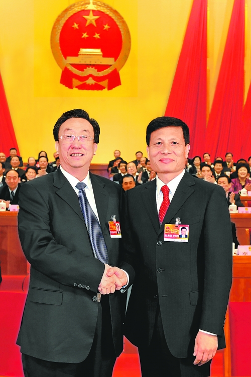 4月2日上午，新當(dāng)選的省人大常委會(huì)主任郭庚茂與新當(dāng)選的省人民政府省長(zhǎng)謝伏瞻親切握手。郭宇 董亮 攝