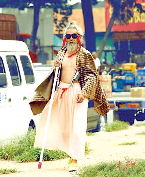 洛陽“洪七公”爆紅網(wǎng)絡(luò) 身世之謎引好奇 洛陽“洪七公”爆紅網(wǎng)絡(luò) 身世之謎引好奇