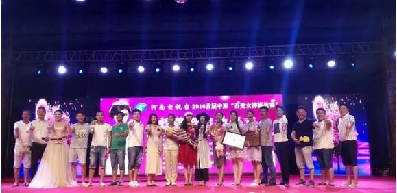 大賽總導(dǎo)演王軍嶺先生親臨現(xiàn)場(chǎng)，為報(bào)名點(diǎn)指導(dǎo)工作