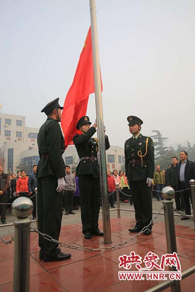 滎陽美女警官進校園普法演講 2600師生收獲良多 滎陽美女警官進校園普法演講 2600師生收獲良多