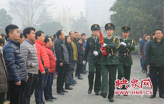 滎陽美女警官進校園普法演講 2600名師生收獲良多 滎陽美女警官進校園普法演講 2600名師生收獲良多