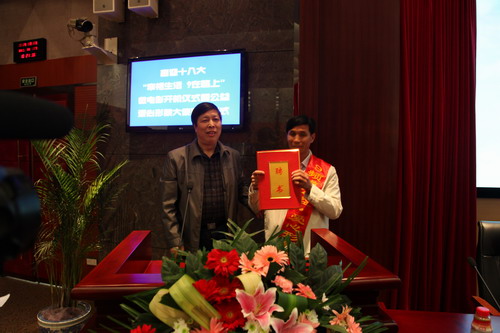 河南平頂山魯山縣電視臺(tái)的記者張朝岑，接過了河南電視臺(tái)9頻道總監(jiān)張克宣遞上的聘書。