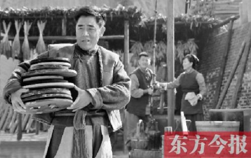 陳寶國(guó)在《大河兒女》中飾演男一號(hào)、燒制鈞瓷的手藝人賀焰生