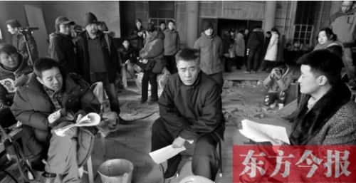 導(dǎo)演安建（左）、主演陳寶國(guó)等坐在一起說(shuō)戲