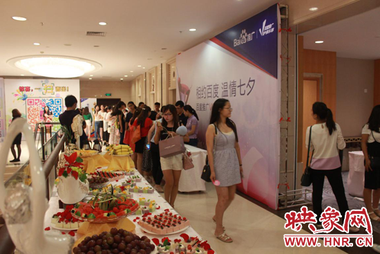 簽到入場(chǎng),“貴族們”領(lǐng)取幸運(yùn)愛(ài)情號(hào)碼牌(男生福利,美女如云啊~)