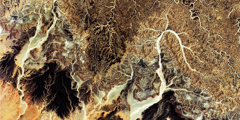 撒哈拉沙漠 炎熱缺水景象獨(dú)特 撒哈拉沙漠 炎熱缺水景象獨(dú)特