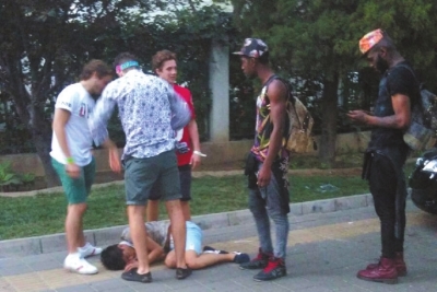 外籍男子當(dāng)街肩扛、腳踏醉漢