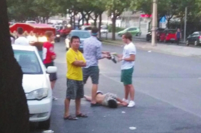 外籍男子當(dāng)街肩扛、腳踏醉漢