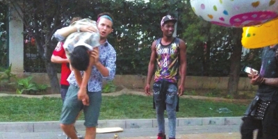 外籍男子當(dāng)街肩扛、腳踏醉漢