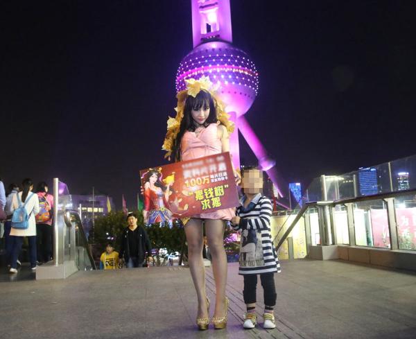 女子鬧市扮成“搖錢(qián)樹(shù)” 無(wú)人敢搖