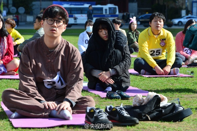 韓國舉辦“發(fā)呆大賽” 選手面僵齊放空 韓國舉辦“發(fā)呆大賽” 選手面僵齊放空