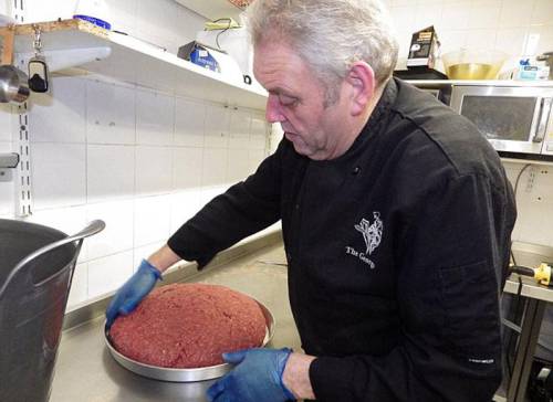 英國(guó)廚師制作巨型漢堡 重約31公斤 英國(guó)廚師制作巨型漢堡 重約31公斤