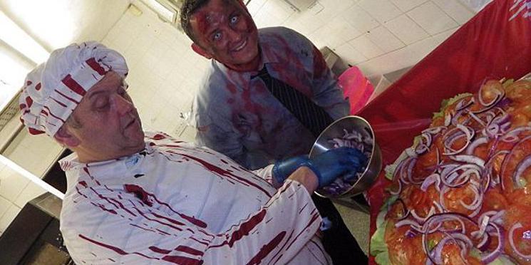 英國(guó)廚師制作巨型漢堡 重約31公斤 英國(guó)廚師制作巨型漢堡 重約31公斤