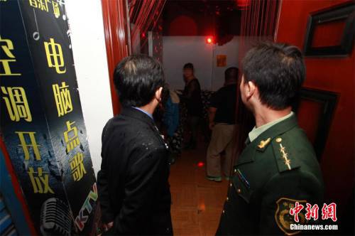 湖北警方夜查 一夜抓獲79名有償陪侍女 湖北警方夜查 一夜抓獲79名有償陪侍女